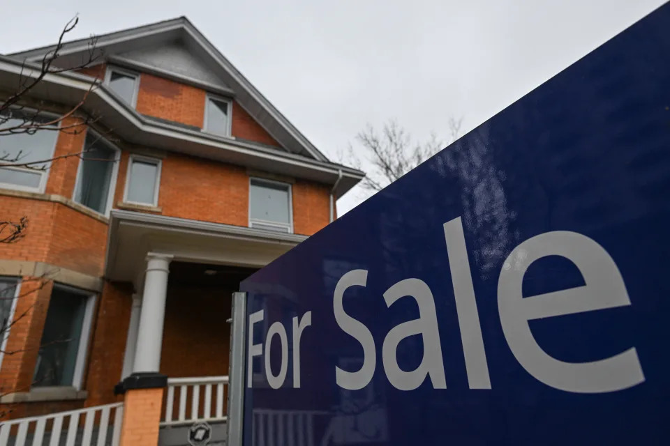 Mortgage rates tick up slightly as investors eye rate cuts