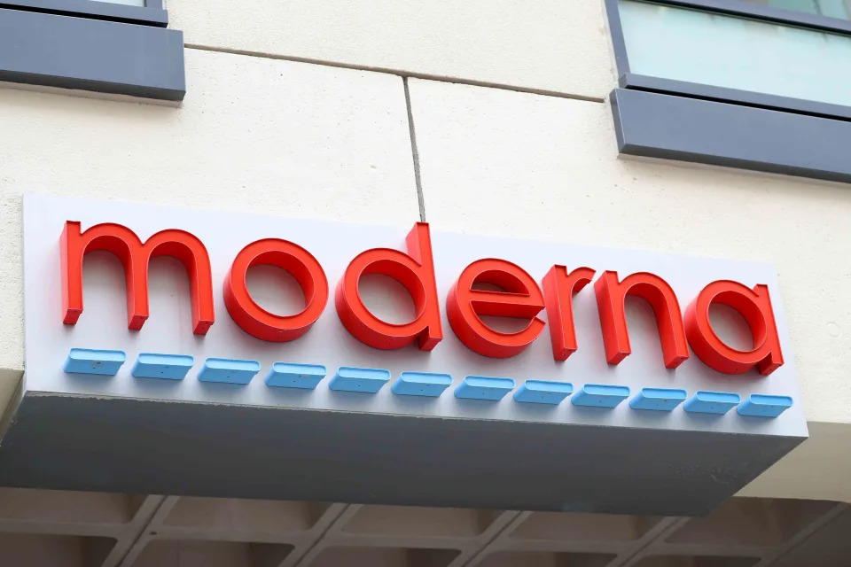 Moderna's $1 Billion Revenue Forecast Cut Sends Stock Plummeting Over 20%